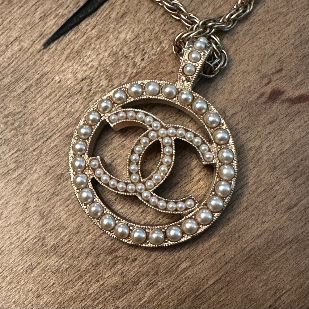 ❌SOLD❌Chanel
2023 Faux Pearl CC Pendant Necklace - Picture 6 of 13